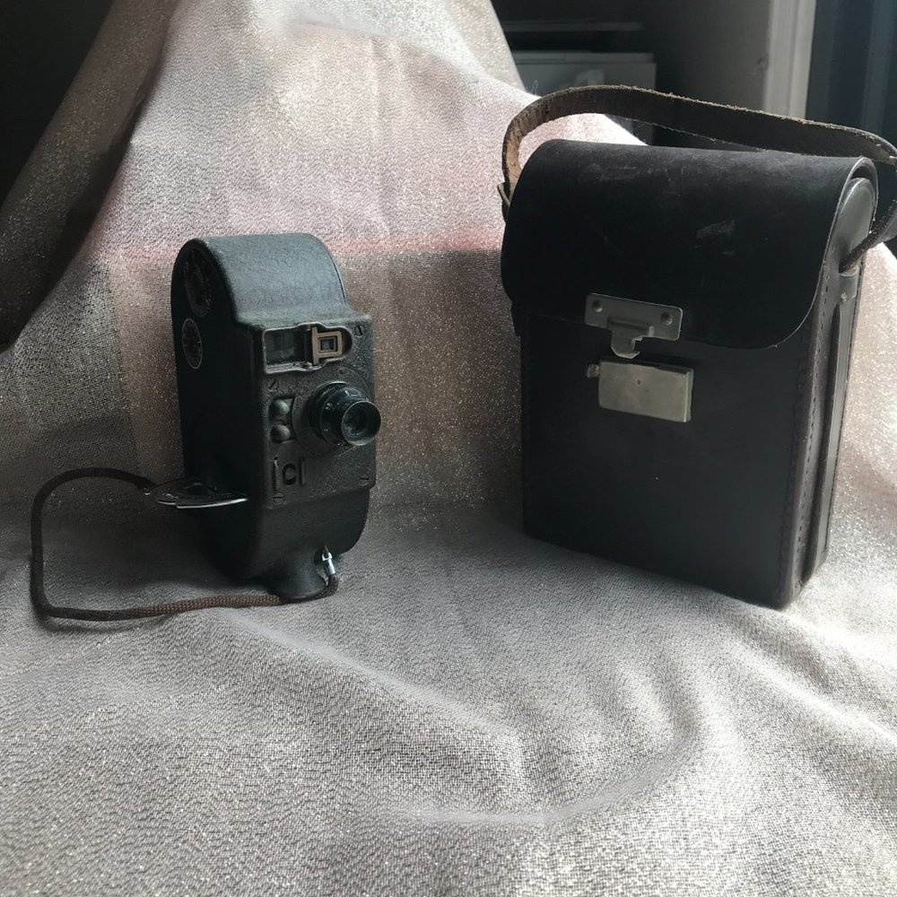 VINTAGE 1937  BELL AND HOWELL MODEL 134-G MOVIE CAMERA